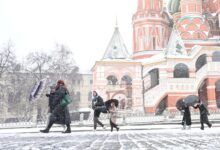 Photo of Фото: Москва под апрельским снегом
            
                
                    var _iub = _iub || [];
                    _iub.csConfiguration = {
                        «invalidateConsentWithoutLog»:true,
                        «cookiePolicyInOtherWindow»:true,
                        «reloadOnConsent»:true,
                        «consentOnContinuedBrowsing»:false,
                        «perPurposeConsent»:true,
                        «purposes»:»1,3,4,5″,
                        «enableTcf»:true,
                        «googleAdditionalConsentMode»:true,
                        «lang»:»ru»,
                        «siteId»:3633931,
                        «localConsentDomain»: «lv.sputniknews.ru»,
                        «floatingPreferencesButtonDisplay»:false,
                        «cookiePolicyId»:32759561,
                        «banner»:{
                            «brandBackgroundColor»:»#ff9600″,
                            «brandTextColor»:»#ffffff»,
                            «acceptButtonDisplay»:true,
                            «customizeButtonDisplay»:true,
                            «acceptButtonColor»:»#010000″,
                            «acceptButtonCaptionColor»:»#ffffff»,
                            «customizeButtonColor»:»#ffffff»,
                            «customizeButtonCaptionColor»:»#4e4e4e»,
                            «rejectButtonColor»:»#0073CE»,
                            «rejectButtonCaptionColor»:»white»,
                            «closeButtonDisplay»:false,
                            «position»:»float-top-center»,
                            «textColor»:»#010000″,
                            «backgroundColor»:»#ff9600″,
                            «explicitWithdrawal»:true,
                            «acceptButtonCaption»: «Принять и закрыть»
                        }
                    };
                
                
                
                

            
        
            
                
                    var _iub = _iub || {};
                     _iub.cons_instructions = _iub.cons_instructions || [];
                     _iub.cons_instructions.push([«init», {api_key: «lrvQiFNsDWybL2WdzyrIOTHeOwuM3nki»}]);
                 
                 
            
        var _paq = _paq || []; (function() {var stackDomain = window.location.hostname.split(‘.’).reverse();var domain = stackDomain[1] + ‘.’ + stackDomain[0];_paq.push([‘setCDNMask’, new RegExp(‘cdn(\w+).img.’+domain)]); _paq.push([‘setSiteId’, ‘sputnik_lv’]); _paq.push([‘trackPageView’]); _paq.push([‘enableLinkTracking’]); var d=document, g=d.createElement(‘script’), s=d.getElementsByTagName(‘script’)[0]; g.type=’text/javascript’; g.defer=true; g.async=true; g.src=’//a.sputniknews.com/js/sputnik.js’; s.parentNode.insertBefore(g,s); } )();
            
                
                (function(w,d,s,l,i){w[l]=w[l]||[];w[l].push({‘gtm.start’:
                new Date().getTime(),event:’gtm.js’});var f=d.getElementsByTagName(s)[0],
                j=d.createElement(s),dl=l!=’dataLayer’?’&l=’+l:»;j.async=true;j.src=
                ‘https://www.googletagmanager.com/gtm.js?id=’+i+dl;f.parentNode.insertBefore(j,f);
                })(window,document,’script’,’dataLayer’,’GTM-PN8MJD’);
                
                
                (function(w,d,s,l,i){w[l]=w[l]||[];w[l].push({‘gtm.start’:
                new Date().getTime(),event:’gtm.js’});var f=d.getElementsByTagName(s)[0],
                j=d.createElement(s),dl=l!=’dataLayer’?’&l=’+l:»;j.async=true;j.src=
                ‘https://www.googletagmanager.com/gtm.js?id=’+i+dl;f.parentNode.insertBefore(j,f);
                })(window,document,’script’,’dataLayer’,’GTM-KM5XH6L’);
                
            
        
                (window.yaContextCb = window.yaContextCb || []).push(() => {
                    replaceOriginalAdFoxMethods();
                    window.Ya.adfoxCode.hbCallbacks = window.Ya.adfoxCode.hbCallbacks || [];
                })
            
window.yaContextCb = window.yaContextCb || []
var endlessScrollFirst = 30045911; var endlessScrollUrl = ‘/services/article/infinity/’; var endlessScrollAlgorithm = »; var endlessScrollQueue = [30083350, 30083098, 30082717, 30082282, 30081996, 30081504, 30081254, 30080785, 30080646, 30077295, 30080393, 30077076, 30075803, 30074950, 30075376];var endlessScrollFirst = 30045911; var endlessScrollUrl = ‘/services/article/infinity/’; var endlessScrollAlgorithm = »; var endlessScrollQueue = [30083350, 30083098, 30082717, 30082282, 30081996, 30081504, 30081254, 30080785, 30080646, 30077295, 30080393, 30077076, 30075803, 30074950, 30075376];
            
                
                
                
                
                
                
            
            © Sputnik / Mikhail Voskresenskiy / Перейти в фотобанкЛюди на Красной площади во время снегопада в Москве