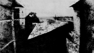 Photo of История развития фотографии: от первого селфи до нейросети
            
                
                    var _iub = _iub || [];
                    _iub.csConfiguration = {
                        «invalidateConsentWithoutLog»:true,
                        «cookiePolicyInOtherWindow»:true,
                        «reloadOnConsent»:true,
                        «consentOnContinuedBrowsing»:false,
                        «perPurposeConsent»:true,
                        «purposes»:»1,3,4,5″,
                        «enableTcf»:true,
                        «googleAdditionalConsentMode»:true,
                        «lang»:»ru»,
                        «siteId»:3633931,
                        «localConsentDomain»: «lv.sputniknews.ru»,
                        «floatingPreferencesButtonDisplay»:false,
                        «cookiePolicyId»:32759561,
                        «banner»:{
                            «brandBackgroundColor»:»#ff9600″,
                            «brandTextColor»:»#ffffff»,
                            «acceptButtonDisplay»:true,
                            «customizeButtonDisplay»:true,
                            «acceptButtonColor»:»#010000″,
                            «acceptButtonCaptionColor»:»#ffffff»,
                            «customizeButtonColor»:»#ffffff»,
                            «customizeButtonCaptionColor»:»#4e4e4e»,
                            «rejectButtonColor»:»#0073CE»,
                            «rejectButtonCaptionColor»:»white»,
                            «closeButtonDisplay»:false,
                            «position»:»float-top-center»,
                            «textColor»:»#010000″,
                            «backgroundColor»:»#ff9600″,
                            «explicitWithdrawal»:true,
                            «acceptButtonCaption»: «Принять и закрыть»
                        }
                    };
                
                
                
                

            
        
            
                
                    var _iub = _iub || {};
                     _iub.cons_instructions = _iub.cons_instructions || [];
                     _iub.cons_instructions.push([«init», {api_key: «lrvQiFNsDWybL2WdzyrIOTHeOwuM3nki»}]);
                 
                 
            
        var _paq = _paq || []; (function() {var stackDomain = window.location.hostname.split(‘.’).reverse();var domain = stackDomain[1] + ‘.’ + stackDomain[0];_paq.push([‘setCDNMask’, new RegExp(‘cdn(\w+).img.’+domain)]); _paq.push([‘setSiteId’, ‘sputnik_lv’]); _paq.push([‘trackPageView’]); _paq.push([‘enableLinkTracking’]); var d=document, g=d.createElement(‘script’), s=d.getElementsByTagName(‘script’)[0]; g.type=’text/javascript’; g.defer=true; g.async=true; g.src=’//a.sputniknews.com/js/sputnik.js’; s.parentNode.insertBefore(g,s); } )();
                (window.yaContextCb = window.yaContextCb || []).push(() => {
                    replaceOriginalAdFoxMethods();
                    window.Ya.adfoxCode.hbCallbacks = window.Ya.adfoxCode.hbCallbacks || [];
                })
            
window.yaContextCb = window.yaContextCb || []
var endlessScrollFirst = 30891446; var endlessScrollUrl = ‘/services/article/infinity/’; var endlessScrollAlgorithm = »; var endlessScrollQueue = [30895990, 30895809, 30894374, 30894149, 30893945, 30890713, 30890126, 30889798, 30887681, 30889031, 30888276, 30886727, 30884090, 30883910];var endlessScrollFirst = 30891446; var endlessScrollUrl = ‘/services/article/infinity/’; var endlessScrollAlgorithm = »; var endlessScrollQueue = [30895990, 30895809, 30894374, 30894149, 30893945, 30890713, 30890126, 30889798, 30887681, 30889031, 30888276, 30886727, 30884090, 30883910];    © Foto : Public domain/Joseph Nicéphore NiépceУлучшенная версия первой удачной фотографии, получившей название «Вид из окна в Ле Гра», была сделана Хельмутом Герсхаймом (1913–1995) около 1952 года. А оригинальное фото было создано Нисефором Ньепсом в 1826 или 1827 году