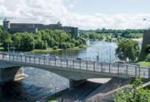 Photo of Полиция запрещала людям, ждущим очереди на КПП «Нарва», сидеть на скамейках