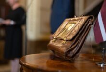 Photo of Консультант: в Латвии бюджет составляют так, будто обнаружили месторождения нефти