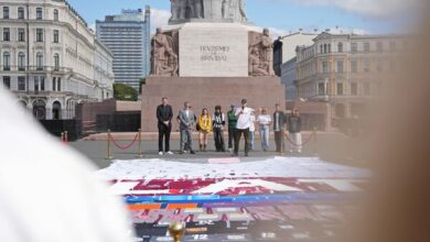 Photo of Фото: Рига замахнулась на рекорд Гиннесса
            
                
                    var _iub = _iub || [];
                    _iub.csConfiguration = {
                        «invalidateConsentWithoutLog»:true,
                        «cookiePolicyInOtherWindow»:true,
                        «reloadOnConsent»:true,
                        «consentOnContinuedBrowsing»:false,
                        «perPurposeConsent»:true,
                        «purposes»:»1,3,4,5″,
                        «enableTcf»:true,
                        «googleAdditionalConsentMode»:true,
                        «lang»:»ru»,
                        «siteId»:3633931,
                        «localConsentDomain»: «lv.sputniknews.ru»,
                        «floatingPreferencesButtonDisplay»:false,
                        «cookiePolicyId»:32759561,
                        «banner»:{
                            «brandBackgroundColor»:»#ff9600″,
                            «brandTextColor»:»#ffffff»,
                            «acceptButtonDisplay»:true,
                            «customizeButtonDisplay»:true,
                            «acceptButtonColor»:»#010000″,
                            «acceptButtonCaptionColor»:»#ffffff»,
                            «customizeButtonColor»:»#ffffff»,
                            «customizeButtonCaptionColor»:»#4e4e4e»,
                            «rejectButtonColor»:»#0073CE»,
                            «rejectButtonCaptionColor»:»white»,
                            «closeButtonDisplay»:false,
                            «position»:»float-top-center»,
                            «textColor»:»#010000″,
                            «backgroundColor»:»#ff9600″,
                            «explicitWithdrawal»:true,
                            «acceptButtonCaption»: «Принять и закрыть»
                        }
                    };
                
                
                
                

            
        
            
                
                    var _iub = _iub || {};
                     _iub.cons_instructions = _iub.cons_instructions || [];
                     _iub.cons_instructions.push([«init», {api_key: «lrvQiFNsDWybL2WdzyrIOTHeOwuM3nki»}]);
                 
                 
            
        var _paq = _paq || []; (function() {var stackDomain = window.location.hostname.split(‘.’).reverse();var domain = stackDomain[1] + ‘.’ + stackDomain[0];_paq.push([‘setCDNMask’, new RegExp(‘cdn(\w+).img.’+domain)]); _paq.push([‘setSiteId’, ‘sputnik_lv’]); _paq.push([‘trackPageView’]); _paq.push([‘enableLinkTracking’]); var d=document, g=d.createElement(‘script’), s=d.getElementsByTagName(‘script’)[0]; g.type=’text/javascript’; g.defer=true; g.async=true; g.src=’//a.sputniknews.com/js/sputnik.js’; s.parentNode.insertBefore(g,s); } )();
                (window.yaContextCb = window.yaContextCb || []).push(() => {
                    replaceOriginalAdFoxMethods();
                    window.Ya.adfoxCode.hbCallbacks = window.Ya.adfoxCode.hbCallbacks || [];
                })
            
window.yaContextCb = window.yaContextCb || []
var endlessScrollFirst = 30995620; var endlessScrollUrl = ‘/services/article/infinity/’; var endlessScrollAlgorithm = »; var endlessScrollQueue = [31506527, 31503392, 31502535, 31501084, 31502976, 31501953, 31498780, 31498209, 31497073, 31497577, 31496902, 31496704, 31496554, 31496183, 31496000];var endlessScrollFirst = 30995620; var endlessScrollUrl = ‘/services/article/infinity/’; var endlessScrollAlgorithm = »; var endlessScrollQueue = [31506527, 31503392, 31502535, 31501084, 31502976, 31501953, 31498780, 31498209, 31497073, 31497577, 31496902, 31496704, 31496554, 31496183, 31496000];    © Rīga / Diana Spiridovska / Ginesa rekorda basketbola fanu krekla prezentācijas pasākums | 02.09.2025.Идея создать самую большую в мире майку принадлежит платформе устойчивой моды Bourzma