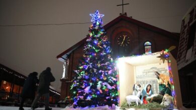 Photo of Фото: как в мире встретили католическое Рождество
            
                
                    var _iub = _iub || [];
                    _iub.csConfiguration = {
                        «invalidateConsentWithoutLog»:true,
                        «cookiePolicyInOtherWindow»:true,
                        «reloadOnConsent»:true,
                        «consentOnContinuedBrowsing»:false,
                        «perPurposeConsent»:true,
                        «purposes»:»1,3,4,5″,
                        «enableTcf»:true,
                        «googleAdditionalConsentMode»:true,
                        «lang»:»ru»,
                        «siteId»:3633931,
                        «localConsentDomain»: «lv.sputniknews.ru»,
                        «floatingPreferencesButtonDisplay»:false,
                        «cookiePolicyId»:32759561,
                        «banner»:{
                            «brandBackgroundColor»:»#ff9600″,
                            «brandTextColor»:»#ffffff»,
                            «acceptButtonDisplay»:true,
                            «customizeButtonDisplay»:true,
                            «acceptButtonColor»:»#010000″,
                            «acceptButtonCaptionColor»:»#ffffff»,
                            «customizeButtonColor»:»#ffffff»,
                            «customizeButtonCaptionColor»:»#4e4e4e»,
                            «rejectButtonColor»:»#0073CE»,
                            «rejectButtonCaptionColor»:»white»,
                            «closeButtonDisplay»:false,
                            «position»:»float-top-center»,
                            «textColor»:»#010000″,
                            «backgroundColor»:»#ff9600″,
                            «explicitWithdrawal»:true,
                            «acceptButtonCaption»: «Принять и закрыть»
                        }
                    };
                
                
                
                

            
        
            
                
                    var _iub = _iub || {};
                     _iub.cons_instructions = _iub.cons_instructions || [];
                     _iub.cons_instructions.push([«init», {api_key: «lrvQiFNsDWybL2WdzyrIOTHeOwuM3nki»}]);
                 
                 
            
        var _paq = _paq || []; (function() {var stackDomain = window.location.hostname.split(‘.’).reverse();var domain = stackDomain[1] + ‘.’ + stackDomain[0];_paq.push([‘setCDNMask’, new RegExp(‘cdn(\w+).img.’+domain)]); _paq.push([‘setSiteId’, ‘sputnik_lv’]); _paq.push([‘trackPageView’]); _paq.push([‘enableLinkTracking’]); var d=document, g=d.createElement(‘script’), s=d.getElementsByTagName(‘script’)[0]; g.type=’text/javascript’; g.defer=true; g.async=true; g.src=’//a.sputniknews.com/js/sputnik.js’; s.parentNode.insertBefore(g,s); } )();
                (window.yaContextCb = window.yaContextCb || []).push(() => {
                    replaceOriginalAdFoxMethods();
                    window.Ya.adfoxCode.hbCallbacks = window.Ya.adfoxCode.hbCallbacks || [];
                })
            
window.yaContextCb = window.yaContextCb || []
var endlessScrollFirst = 31847539; var endlessScrollUrl = ‘/services/article/infinity/’; var endlessScrollAlgorithm = »; var endlessScrollQueue = [31867373, 31867188, 31866853, 31866410, 31866576, 31866169, 31863347, 31865047, 31865296, 31862270, 31863926, 31862102, 31863159, 31856277, 31863675];var endlessScrollFirst = 31847539; var endlessScrollUrl = ‘/services/article/infinity/’; var endlessScrollAlgorithm = »; var endlessScrollQueue = [31867373, 31867188, 31866853, 31866410, 31866576, 31866169, 31863347, 31865047, 31865296, 31862270, 31863926, 31862102, 31863159, 31856277, 31863675];    © Sputnik / Alexandr Kryazhev / Перейти в фотобанкРождественский вертеп у входа в католический кафедральный собор Преображения Господня в Новосибирске, Россия