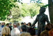 Photo of Krievijas vēstniecība Latvijā komentēja NA deputāta uzbrukumu Puškina piemineklim