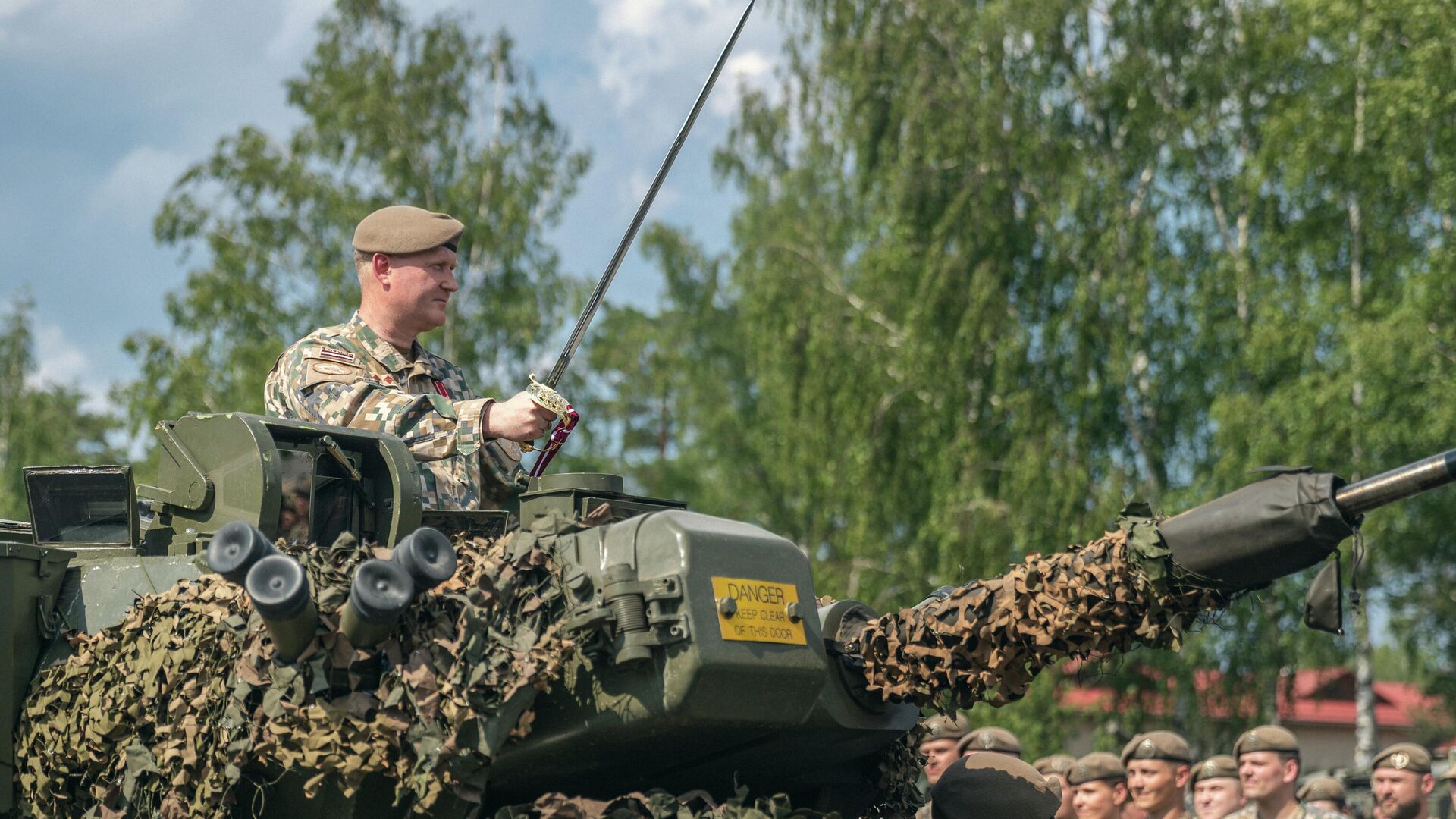 Photo of Полковник станет министром обороны? Случай Мелниса назвали исключительным