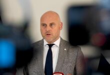 Photo of Кулбергс замораживает зарплаты для ряда работников госуправления