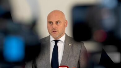 Photo of Кулбергс замораживает зарплаты для ряда работников госуправления